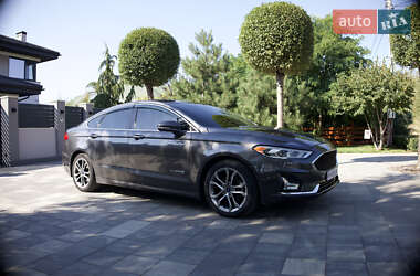 Седан Ford Fusion 2019 в 