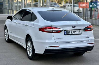 Седан Ford Fusion 2019 в 