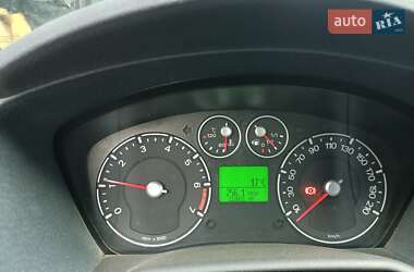 Хэтчбек Ford Fusion 2011 в 