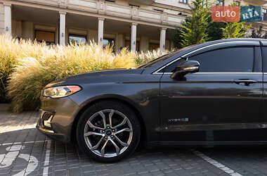 Седан Ford Fusion 2019 в 