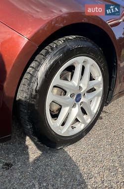 Седан Ford Fusion 2015 в 