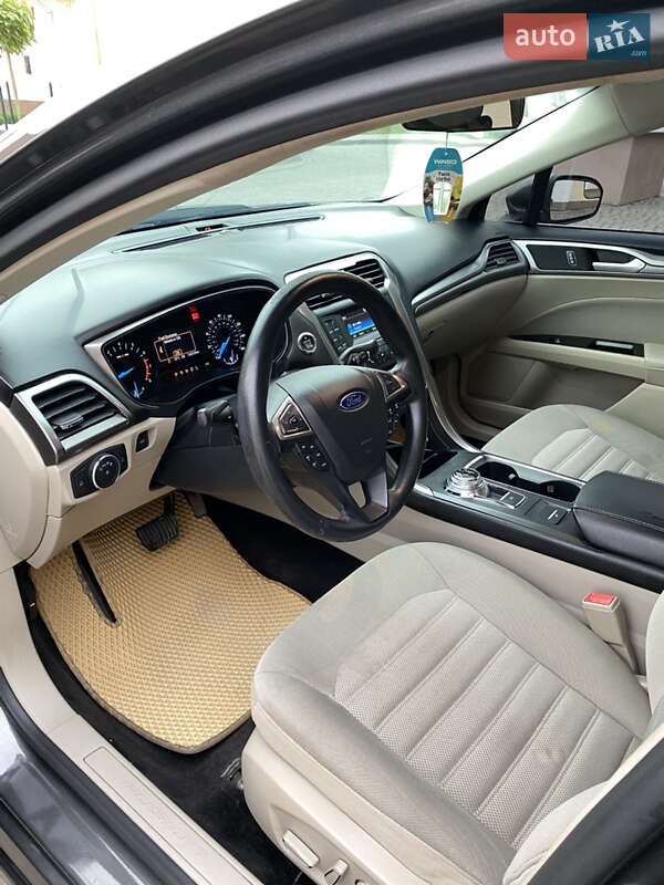 Седан Ford Fusion 2016 в Острозі