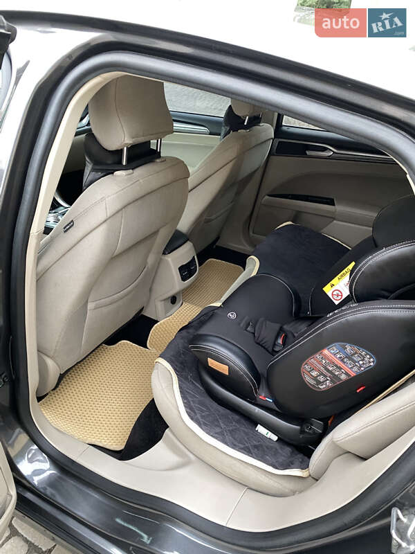 Седан Ford Fusion 2016 в Острозі