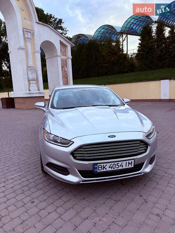Седан Ford Fusion 2014 в Острозі