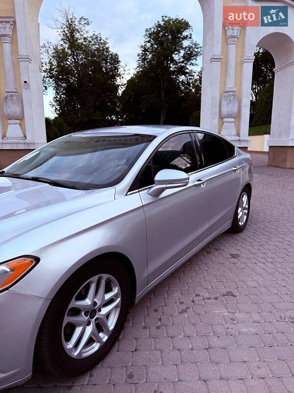 Седан Ford Fusion 2014 в Острозі