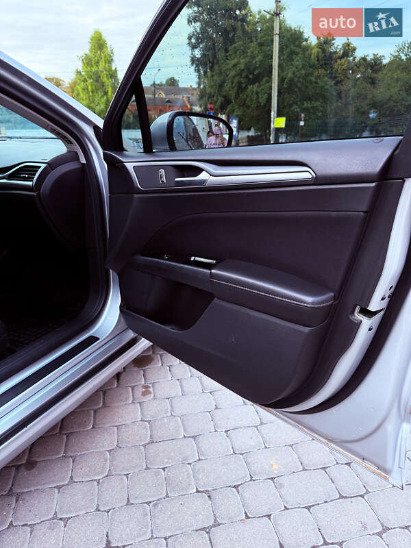 Седан Ford Fusion 2014 в Острозі