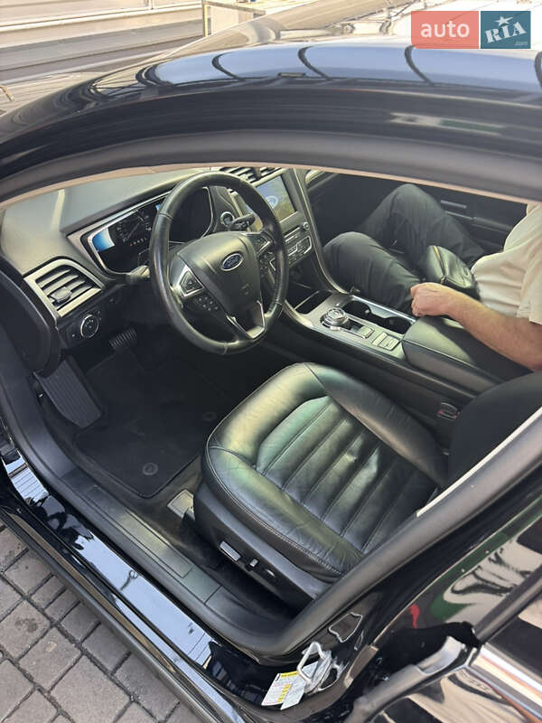 Седан Ford Fusion 2017 в Авангарді
