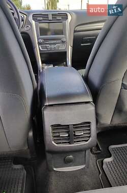 Седан Ford Fusion 2016 в 