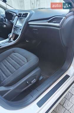 Седан Ford Fusion 2015 в 