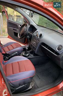 Хэтчбек Ford Fusion 2008 в 