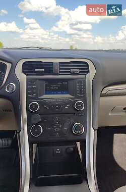 Седан Ford Fusion 2016 в 