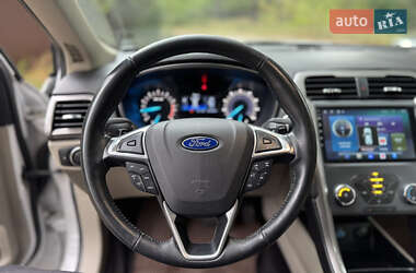 Седан Ford Fusion 2016 в 