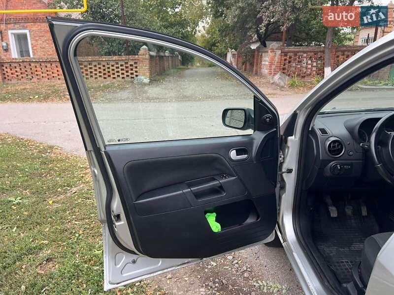 Хетчбек Ford Fusion 2004 в Дніпрі
