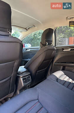 Седан Ford Fusion 2013 в 