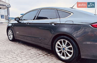 Седан Ford Fusion 2016 в 