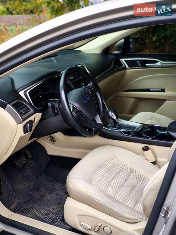 Седан Ford Fusion 2015 в Ромнах