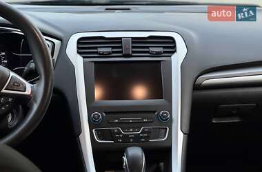 Седан Ford Fusion 2016 в 