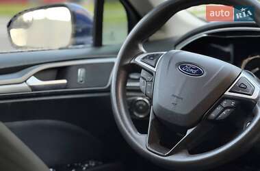 Седан Ford Fusion 2016 в 