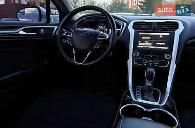 Седан Ford Fusion 2016 в 