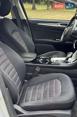Седан Ford Fusion 2015 в 