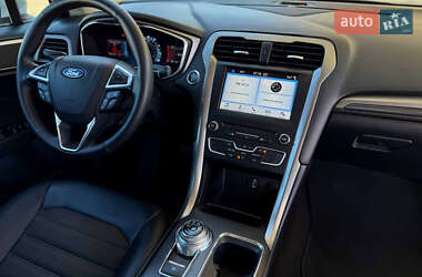 Седан Ford Fusion 2017 в 