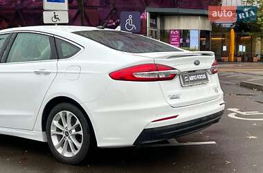 Седан Ford Fusion 2019 в 