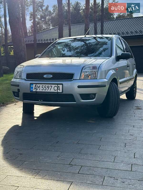 Хэтчбек Ford Fusion 2004 в 