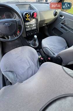 Хэтчбек Ford Fusion 2004 в 