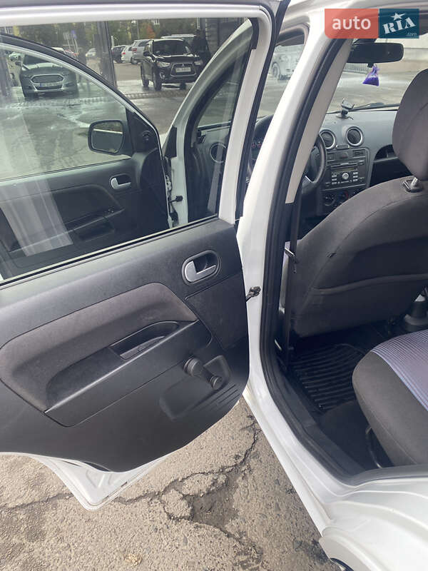 Хэтчбек Ford Fusion 2011 в Львове