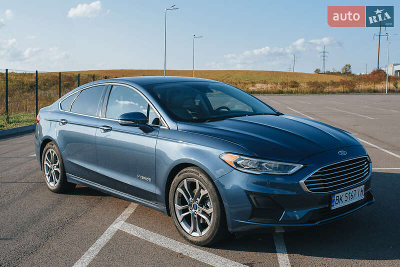 Седан Ford Fusion 2018 в 