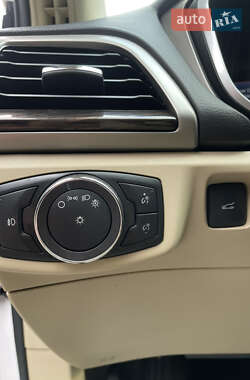Седан Ford Fusion 2015 в 