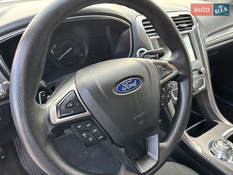 Седан Ford Fusion 2018 в Южном