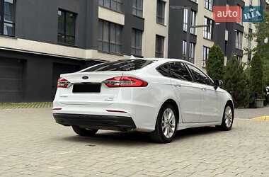 Седан Ford Fusion 2019 в 