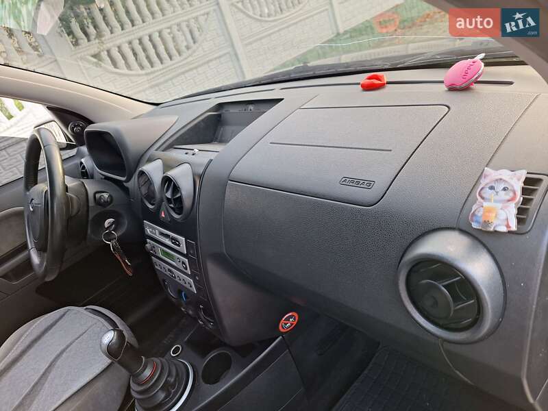 Хетчбек Ford Fusion 2004 в Чернівцях