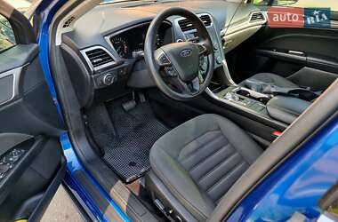 Седан Ford Fusion 2016 в 