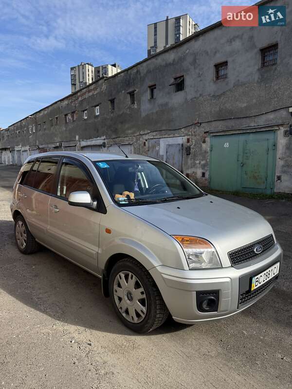 Хэтчбек Ford Fusion 2010 в 