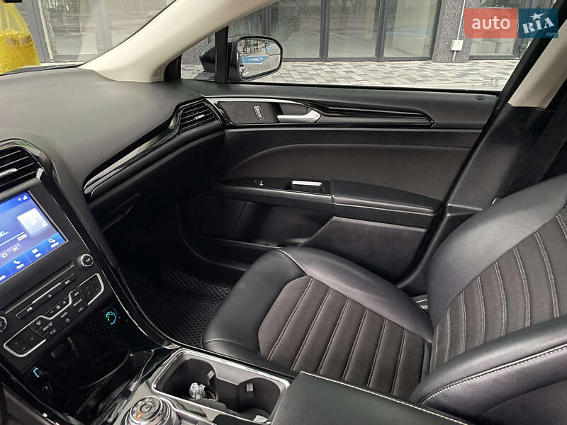 Седан Ford Fusion 2018 в Вараші