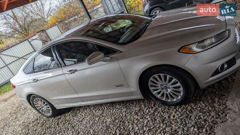 Седан Ford Fusion 2013 в Косові