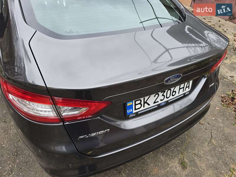 Седан Ford Fusion 2015 в Ровно