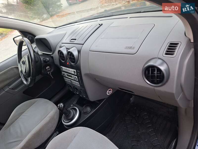 Хэтчбек Ford Fusion 2003 в Черновцах