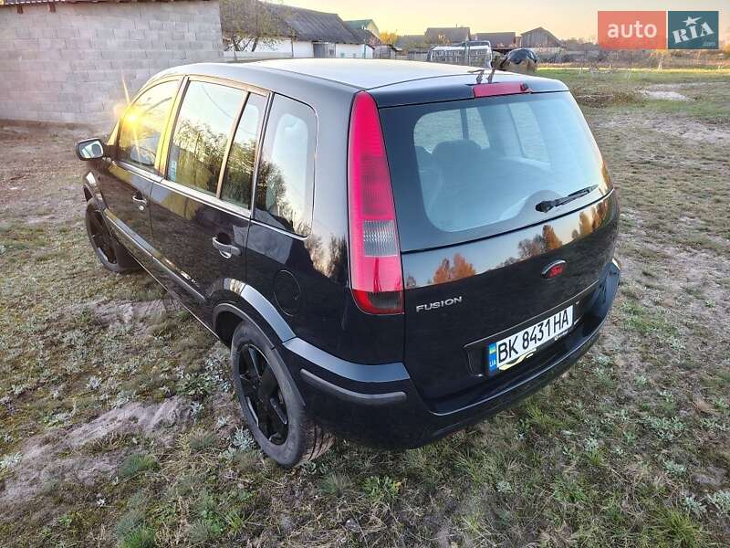 Хэтчбек Ford Fusion 2004 в Сарнах