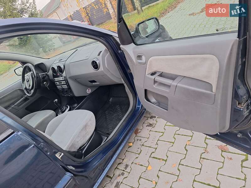 Хэтчбек Ford Fusion 2003 в Черновцах