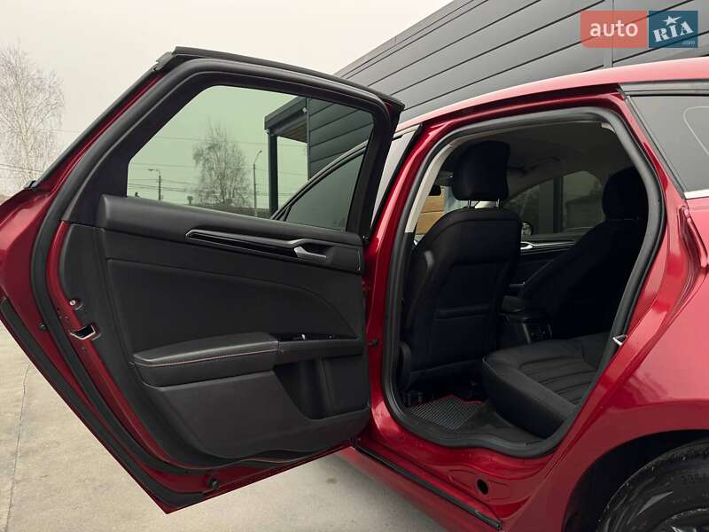 Седан Ford Fusion 2015 в Ровно