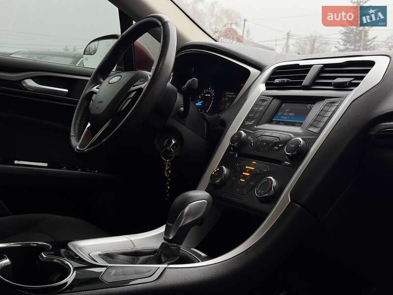 Седан Ford Fusion 2015 в Ровно