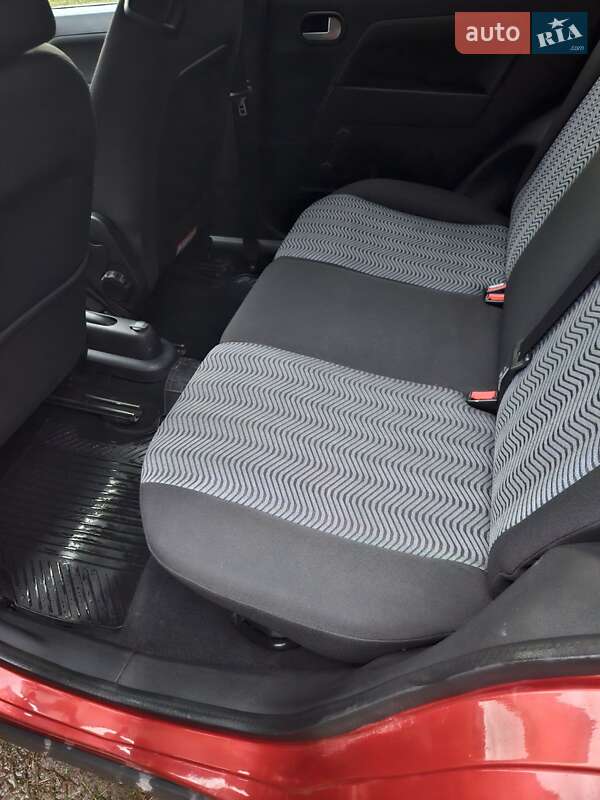 Хэтчбек Ford Fusion 2006 в Долине