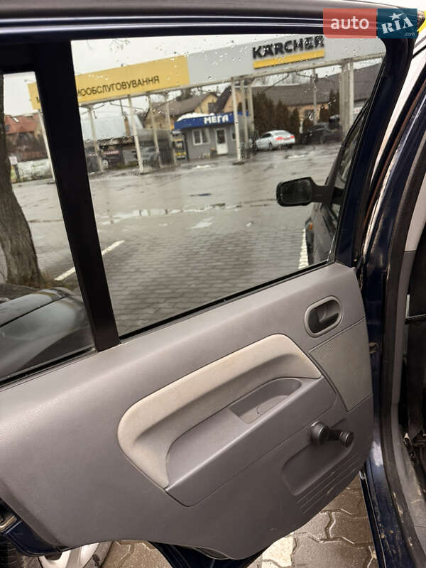 Хэтчбек Ford Fusion 2003 в Луцке