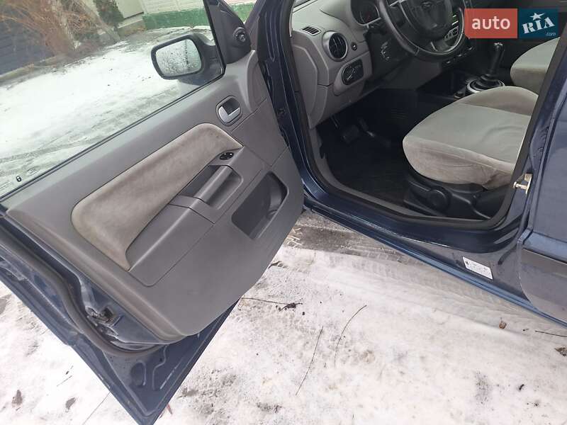 Хетчбек Ford Fusion 2003 в Чернівцях фото 33 Хетчбек Ford Fusion 2003 в Чернівцях