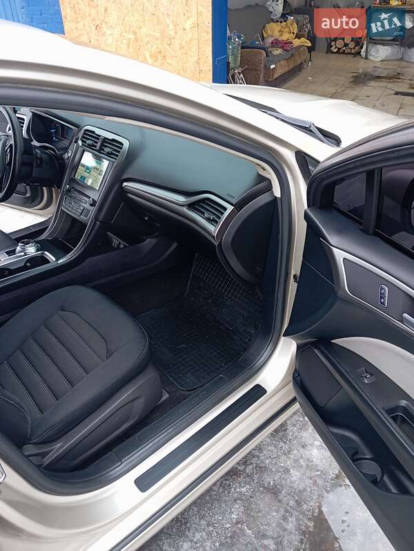 Седан Ford Fusion 2016 в Валках