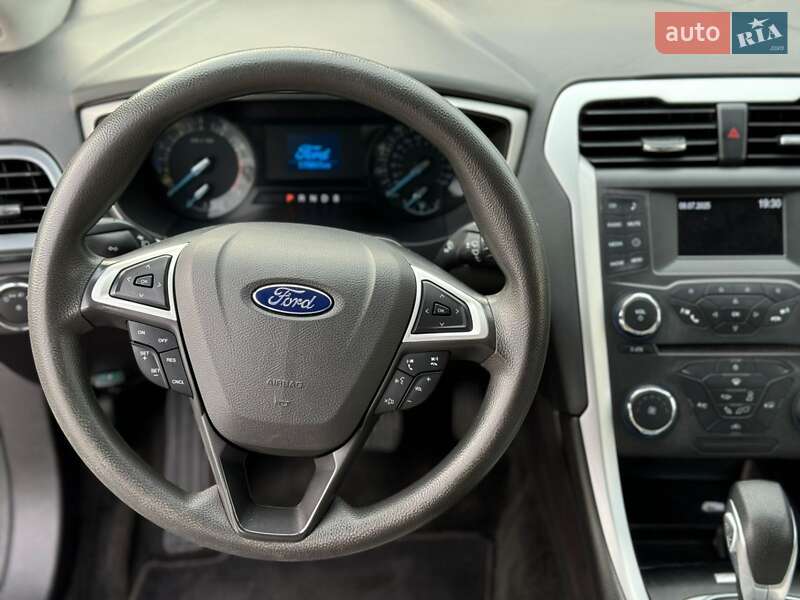 Седан Ford Fusion 2015 в Ромнах