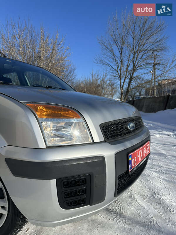 Хэтчбек Ford Fusion 2006 в Хороле